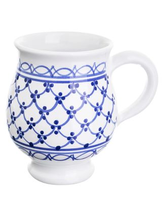 Bílý a modrý hrnek na nožce s originálním dekorem – každý kus je originál. Tento elegantní fajánsový (majolikový) hrnek je...