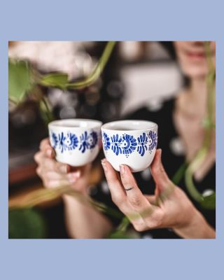 Dopřejte si kávu v šálku s kouskem přírody. ☕ Naše ručně vyráběné kameninové šálky s jemným dekorem kopretin potěší nejen...