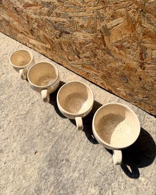 Minimalistické kameninové šálky – umění v každém doušku 🤩 Naše kameninové šálky v sobě spojují jednoduchost, eleganci a...