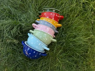 Na hrnčířském kruhu pečlivě točené, ručně malované a každá s vlastním kouzlem – naše keramické misky o objemu cca 0,5...